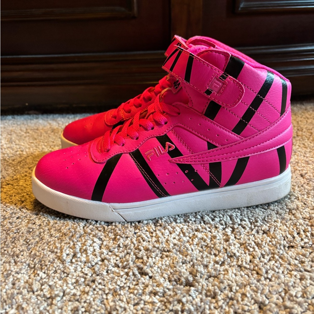 Men’s FILA Vulc 13 Mid Top Sneakers in Pink with black stripes. Size 7.